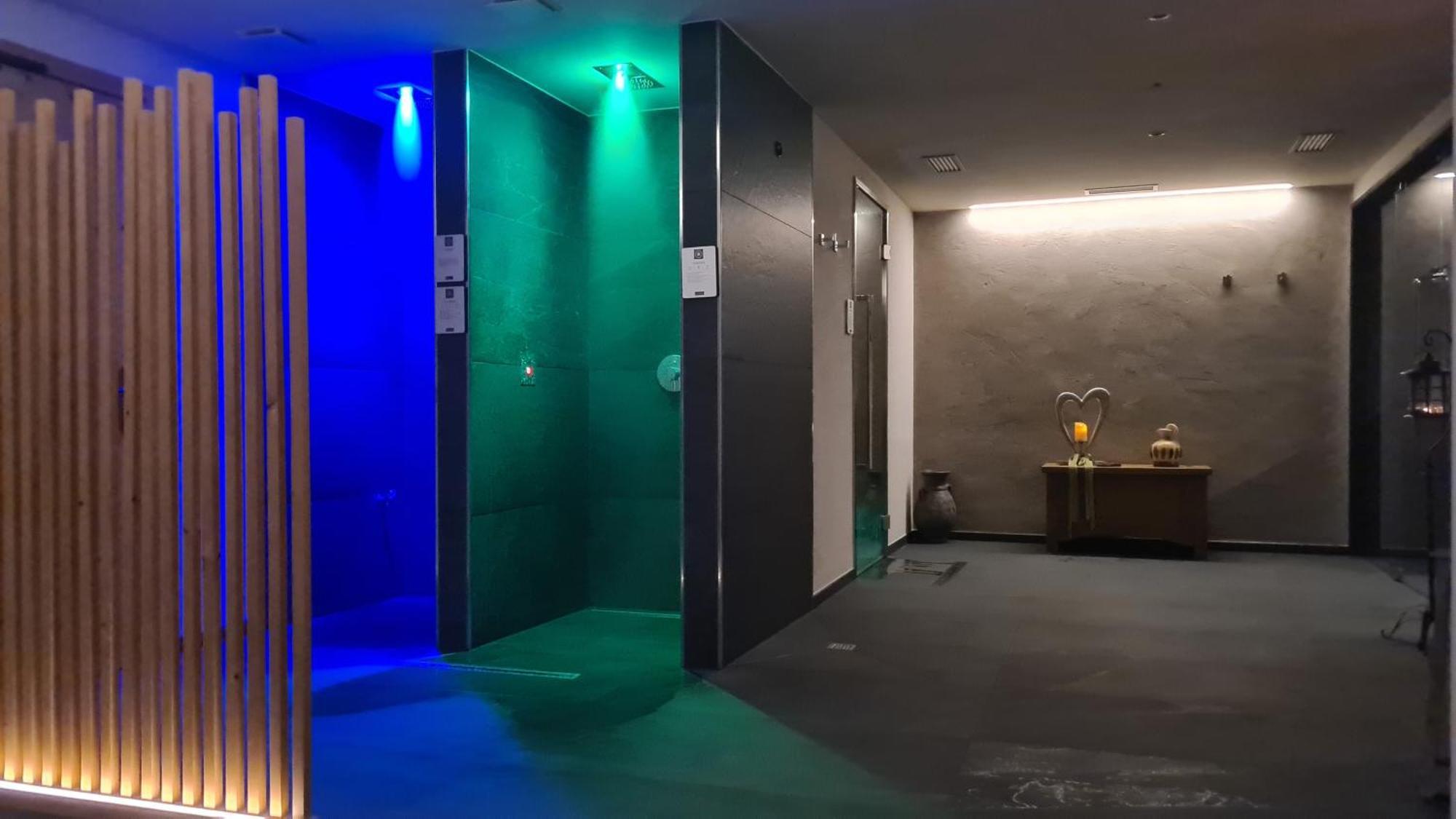 Hotel Tirol Montesover Esterno foto