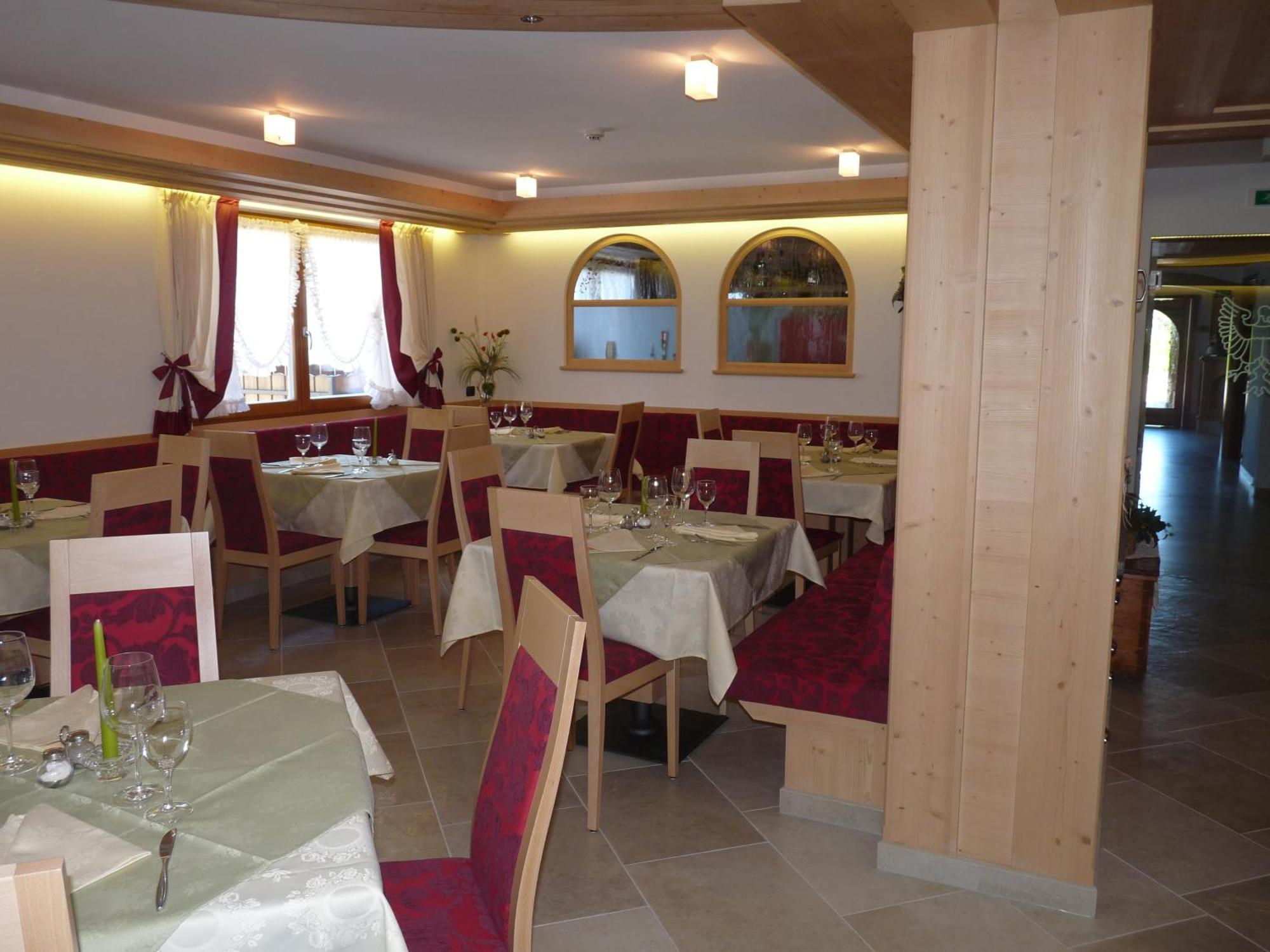Hotel Tirol Montesover Esterno foto