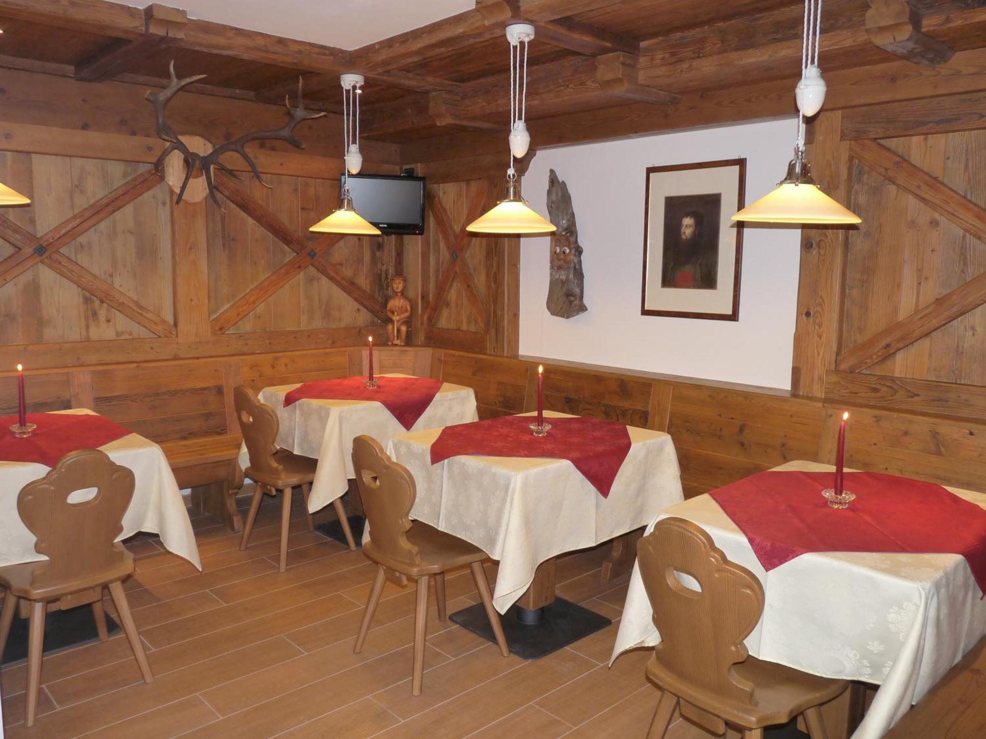 Hotel Tirol Montesover Esterno foto