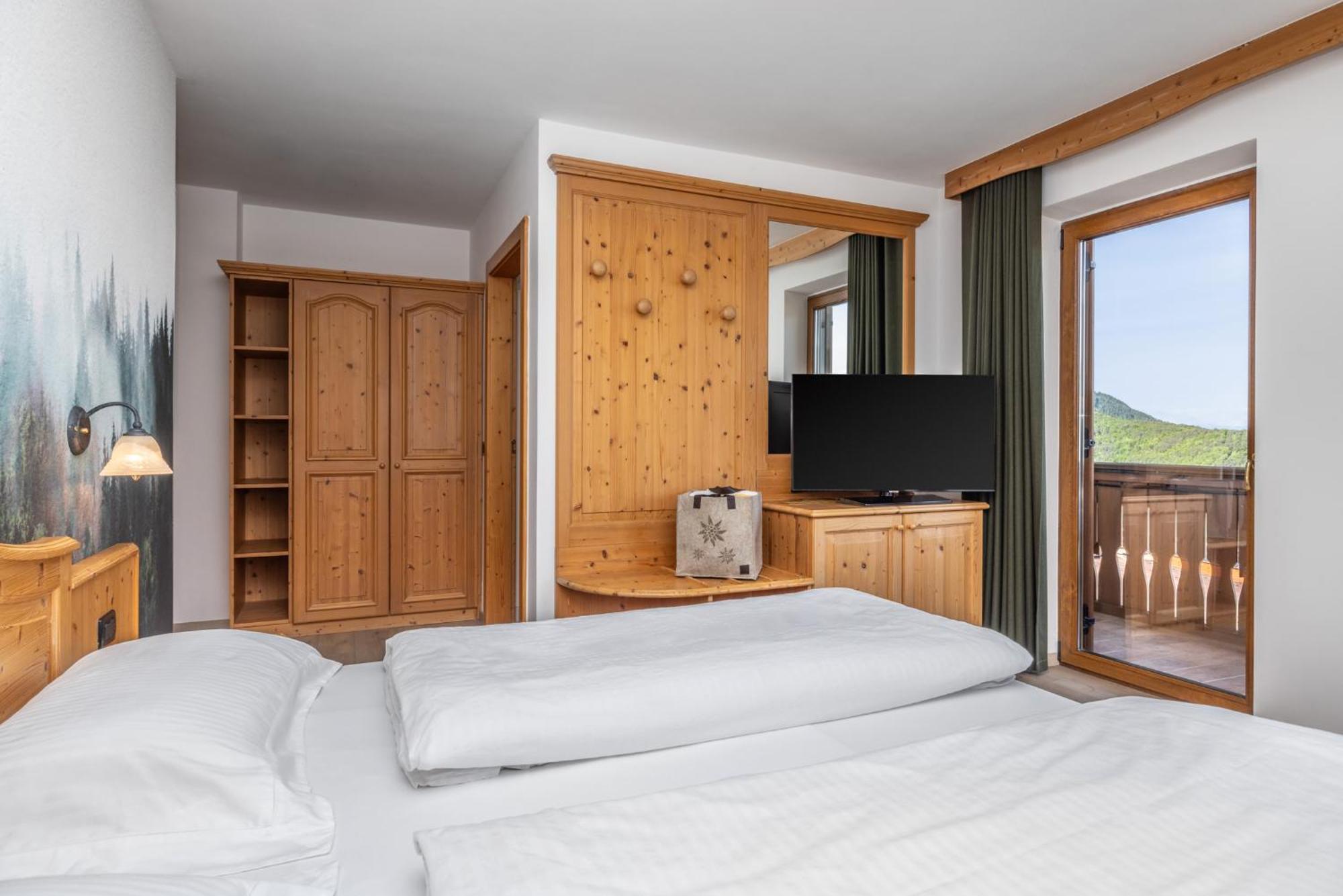 Hotel Tirol Montesover Esterno foto