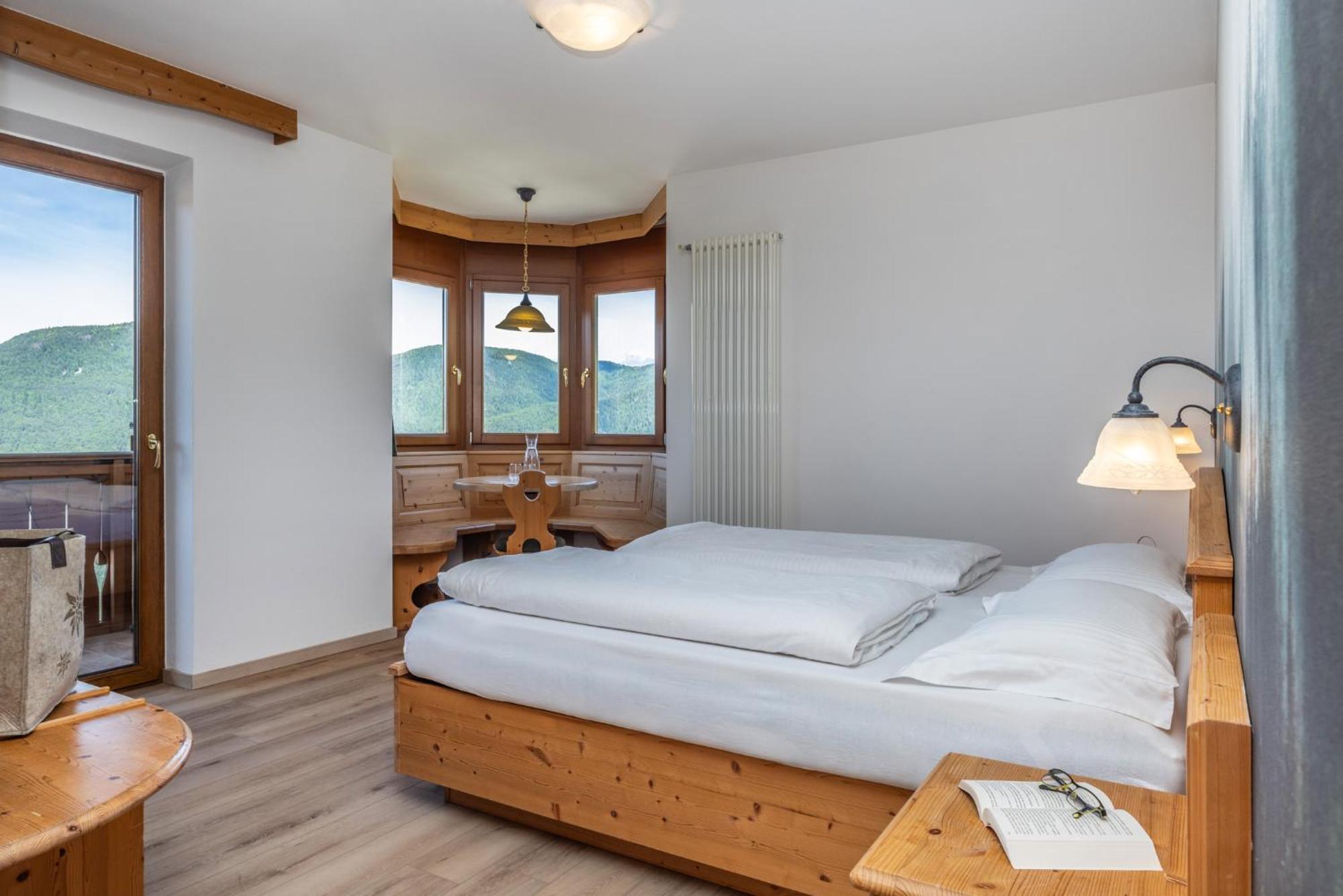 Hotel Tirol Montesover Esterno foto