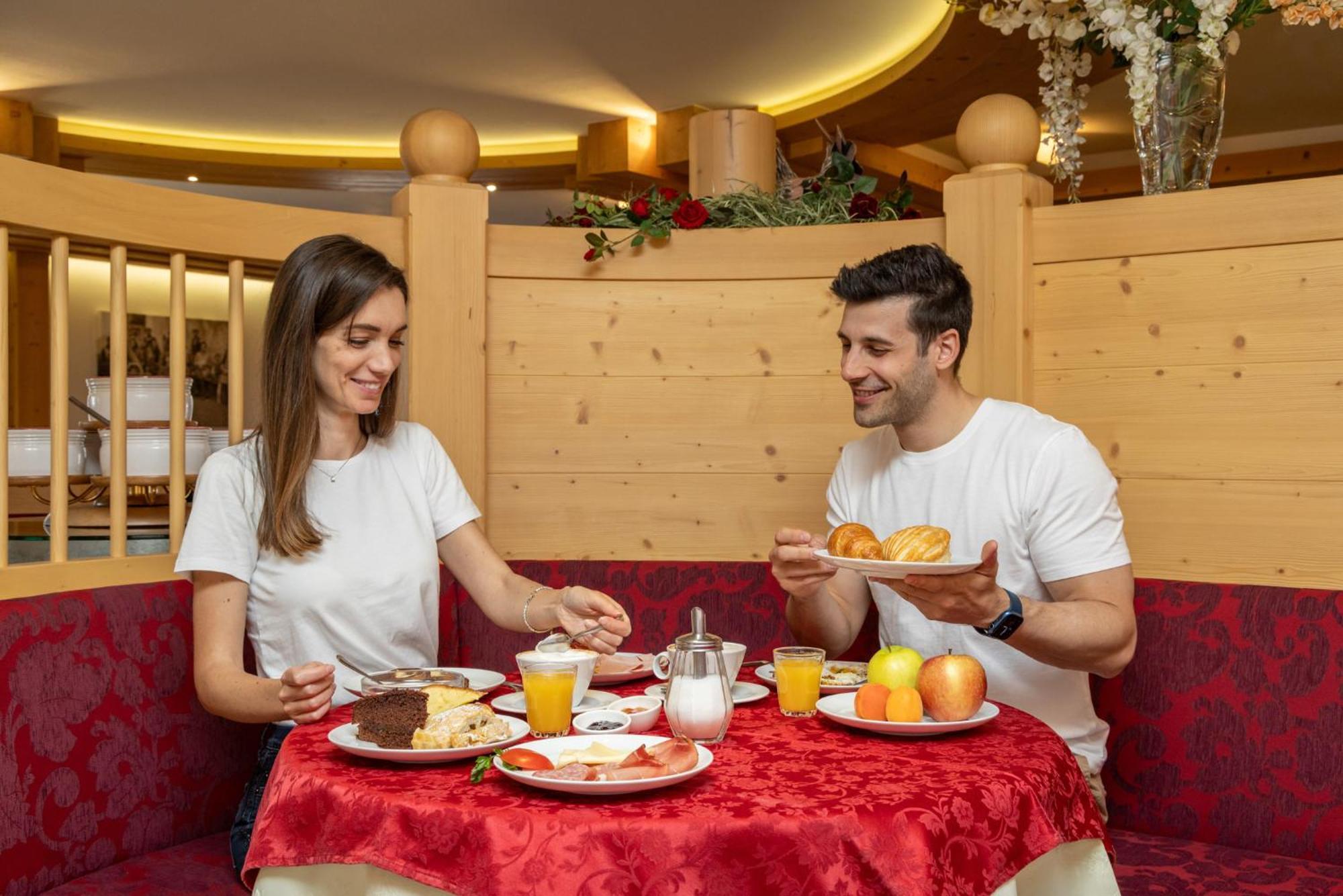 Hotel Tirol Montesover Esterno foto