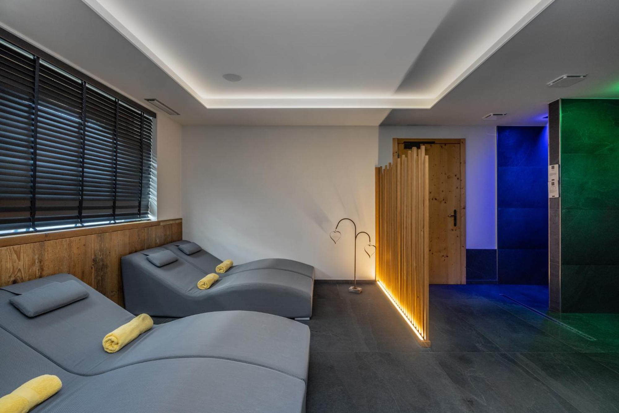 Hotel Tirol Montesover Esterno foto
