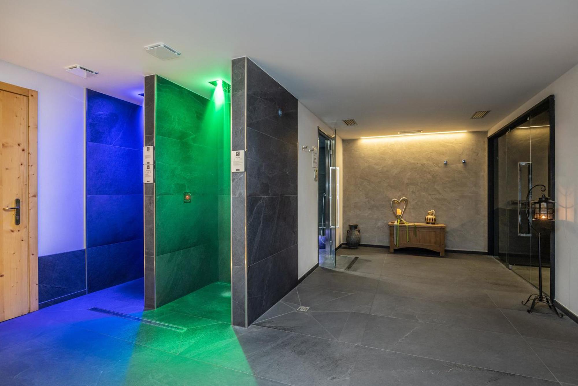 Hotel Tirol Montesover Esterno foto