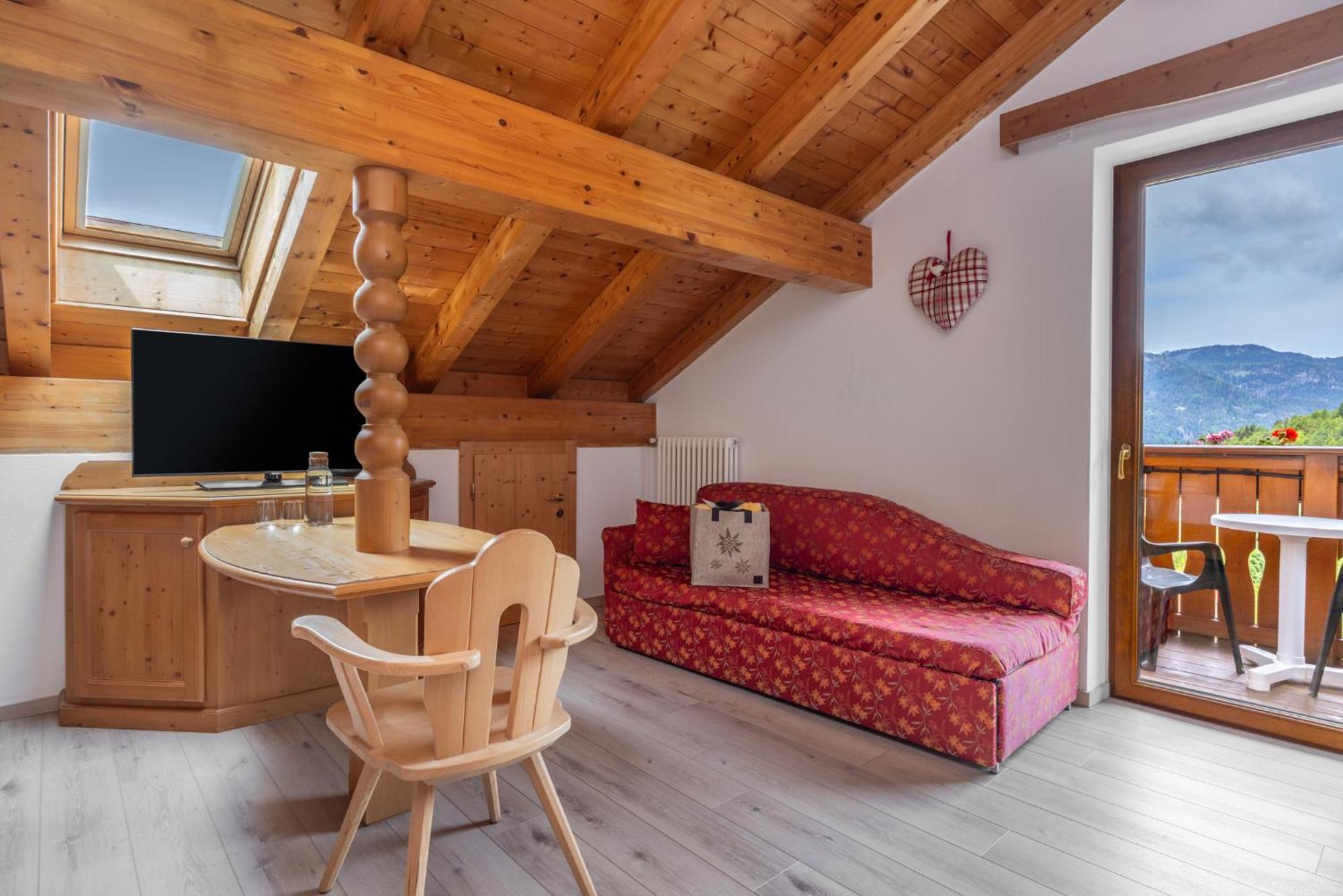 Hotel Tirol Montesover Esterno foto