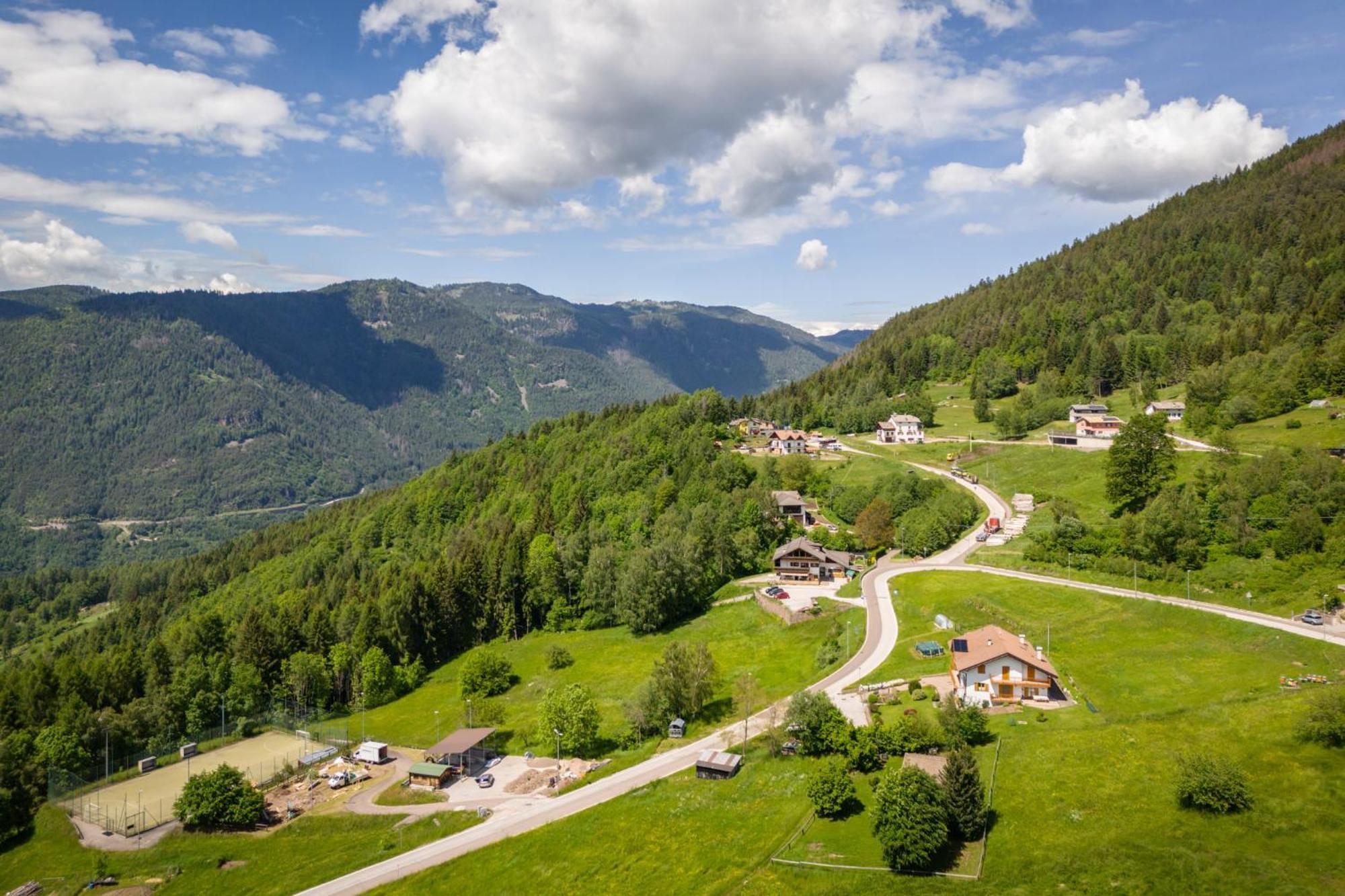 Hotel Tirol Montesover Esterno foto