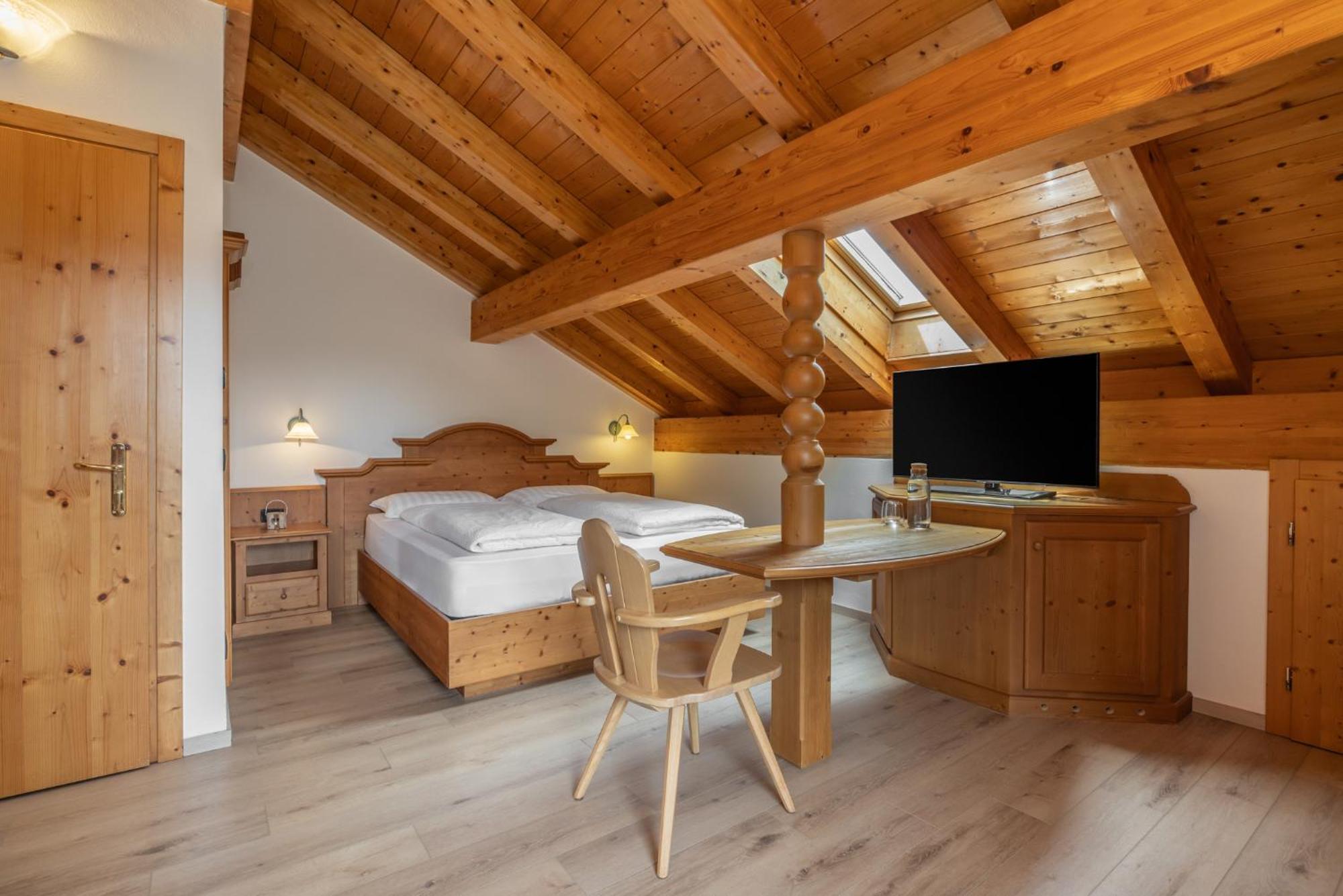 Hotel Tirol Montesover Esterno foto