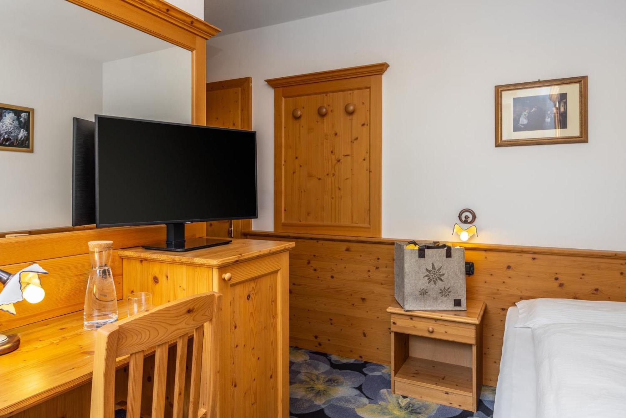 Hotel Tirol Montesover Esterno foto