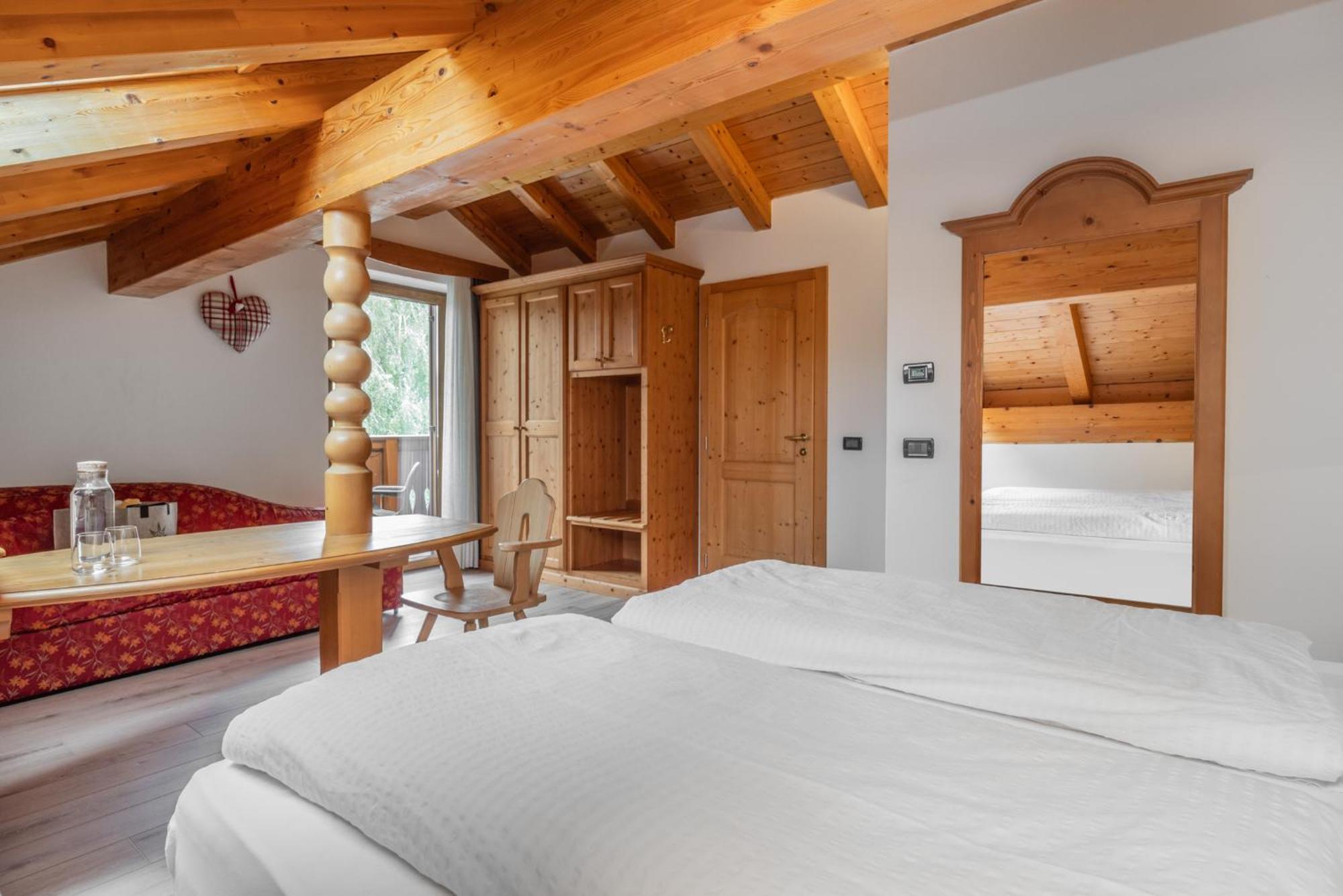 Hotel Tirol Montesover Esterno foto