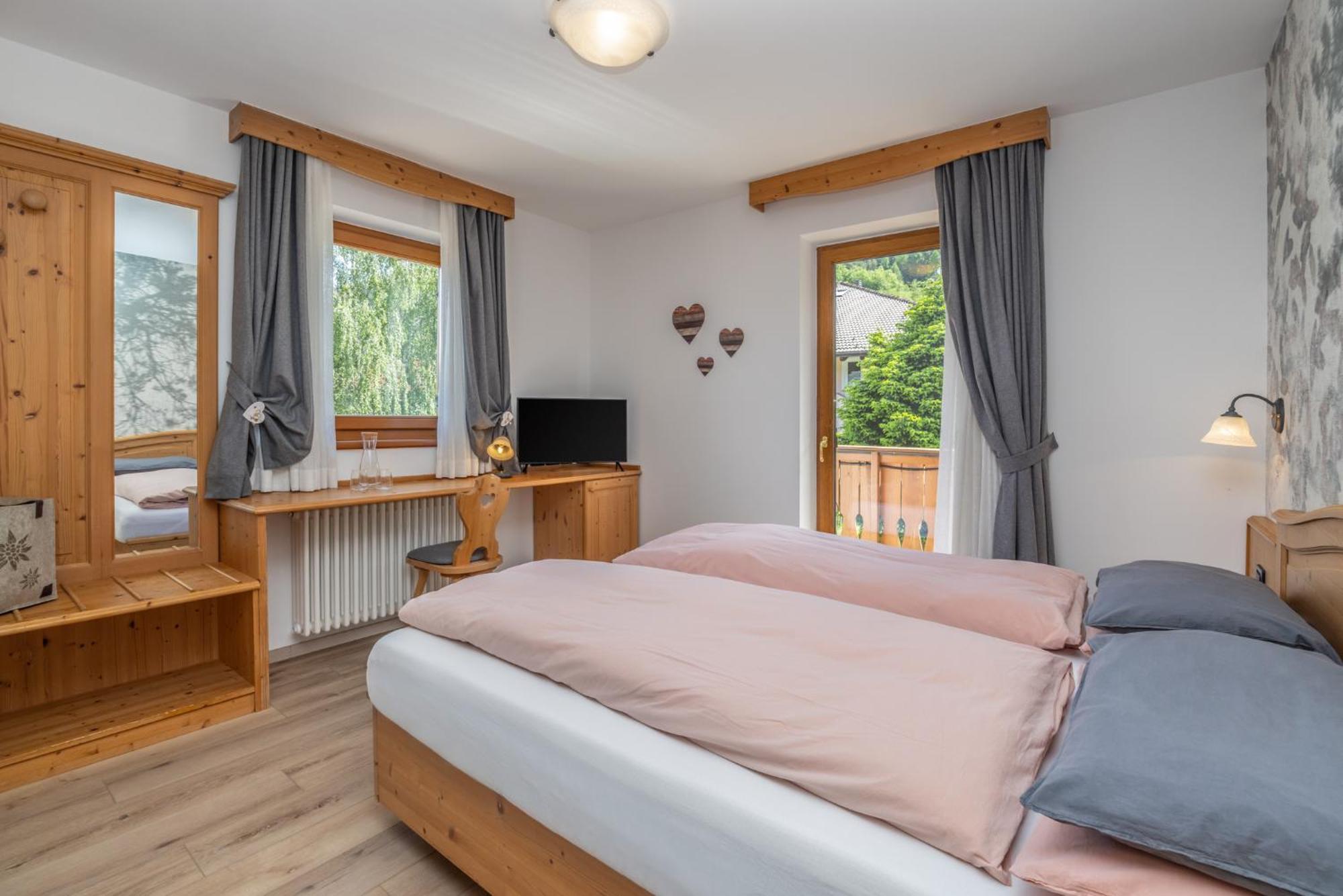 Hotel Tirol Montesover Esterno foto