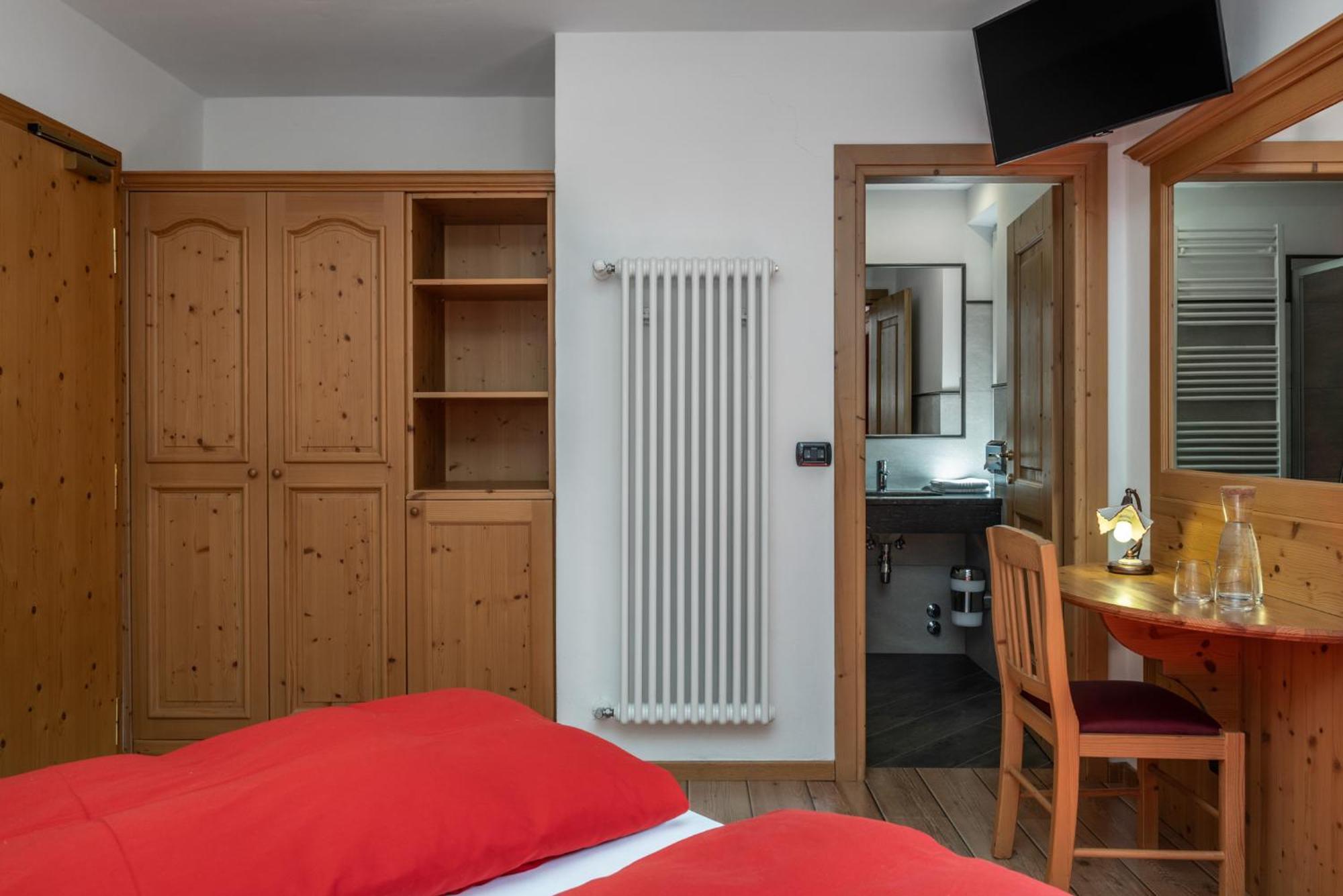 Hotel Tirol Montesover Esterno foto