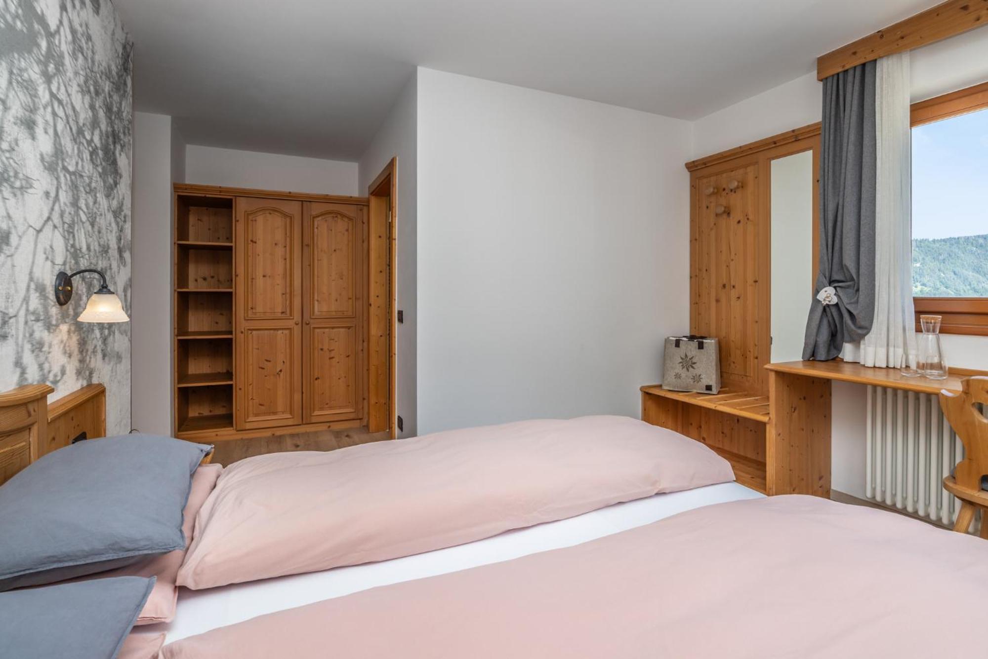 Hotel Tirol Montesover Esterno foto
