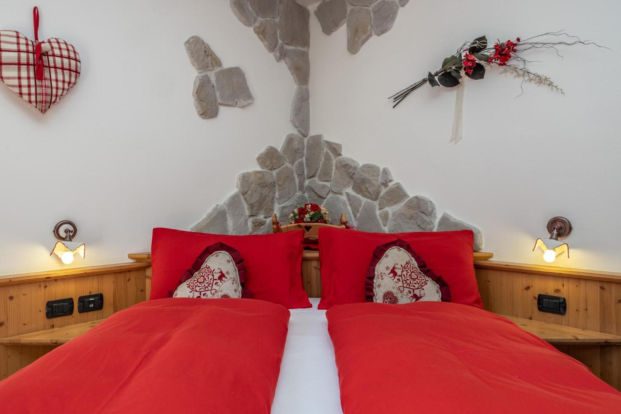 Hotel Tirol Montesover Esterno foto