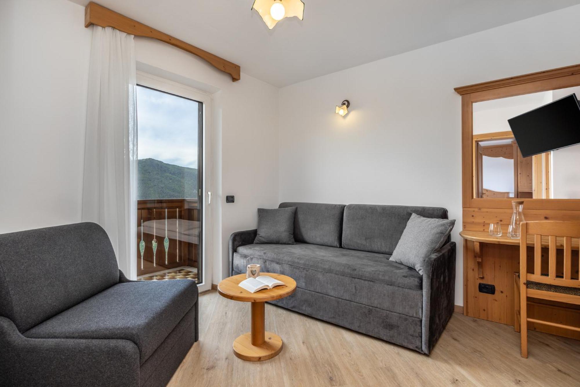 Hotel Tirol Montesover Esterno foto