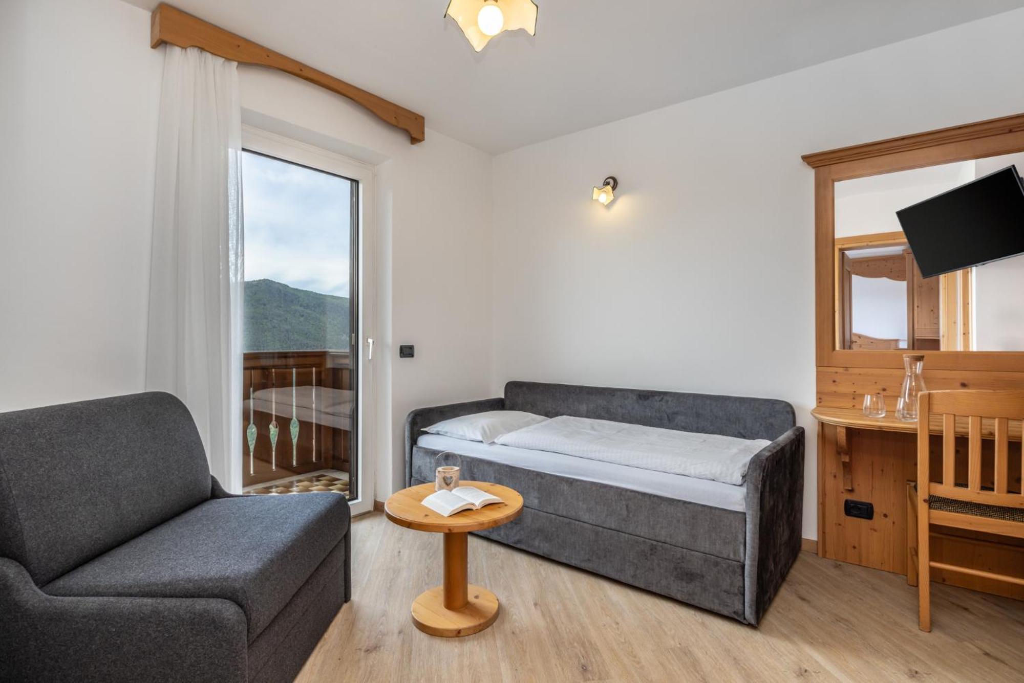 Hotel Tirol Montesover Esterno foto