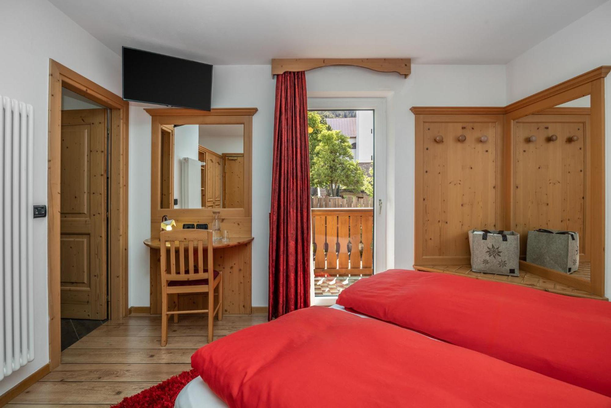 Hotel Tirol Montesover Esterno foto
