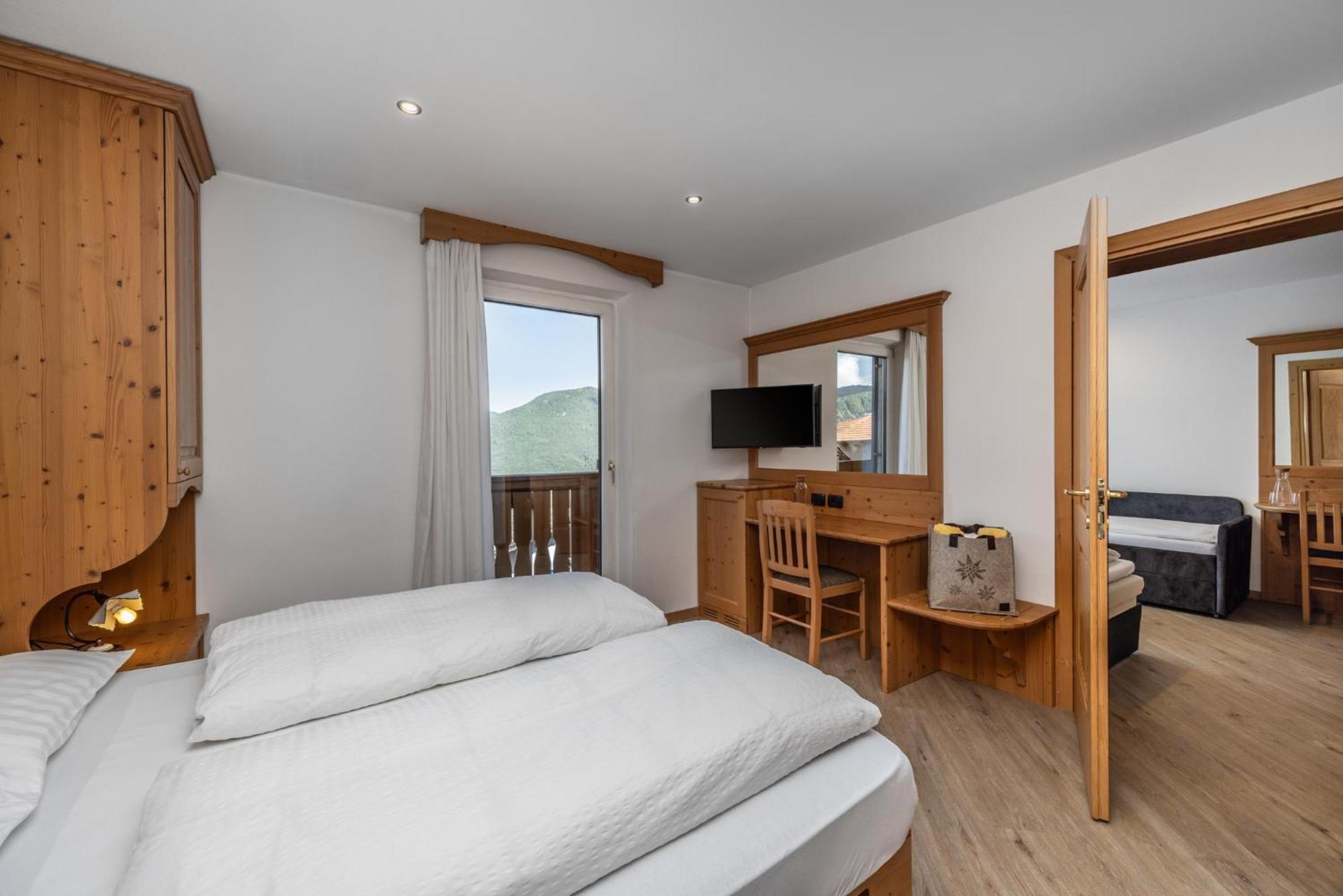 Hotel Tirol Montesover Esterno foto