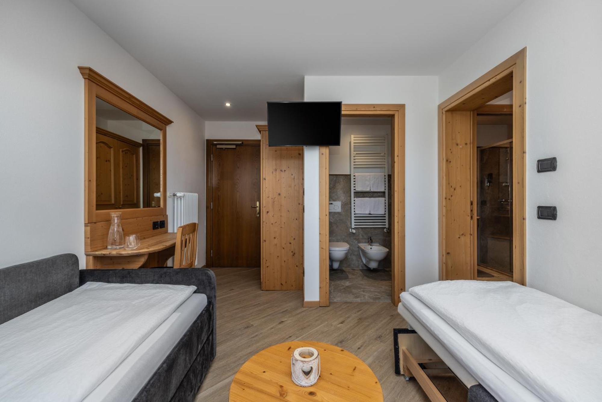 Hotel Tirol Montesover Esterno foto