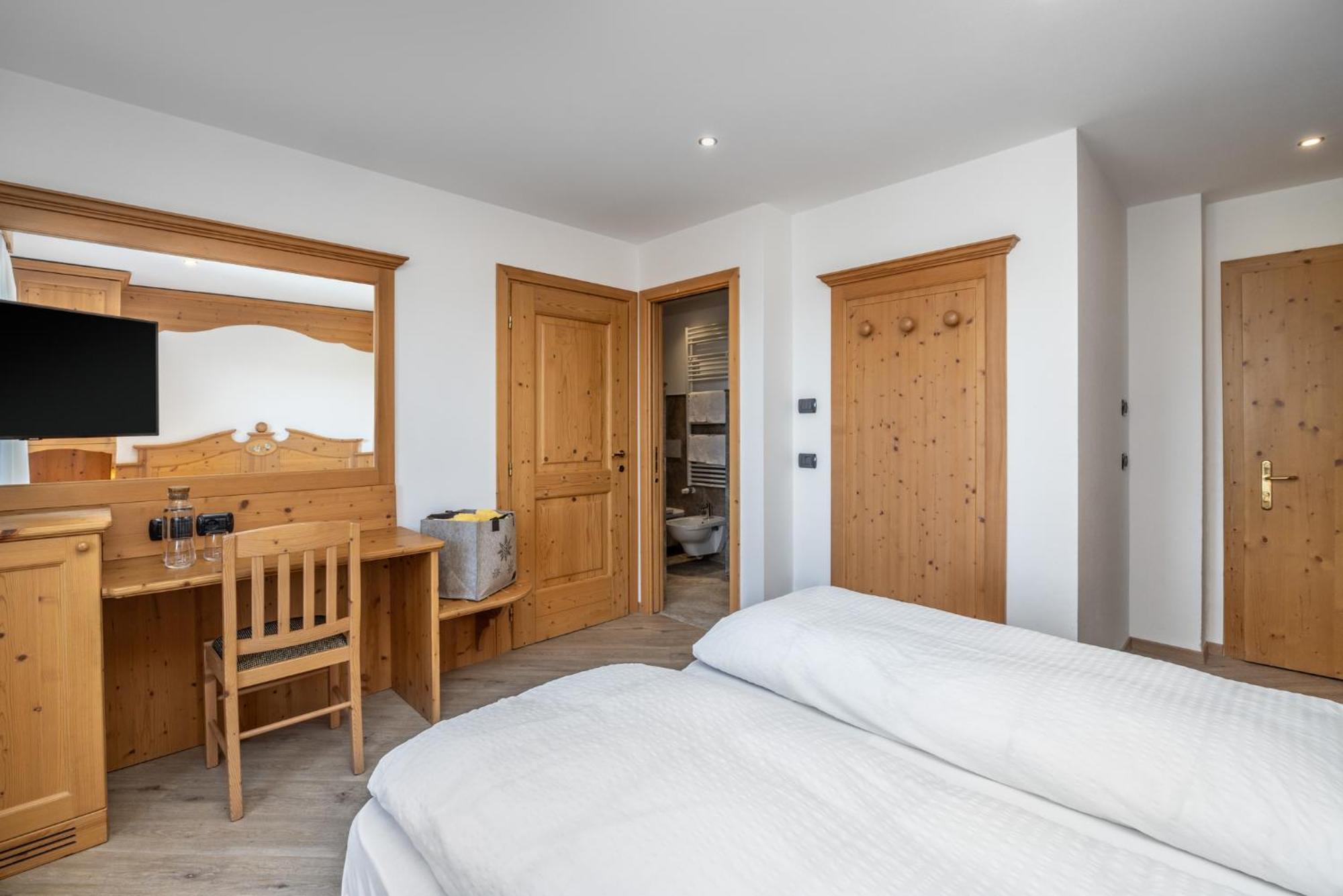 Hotel Tirol Montesover Esterno foto