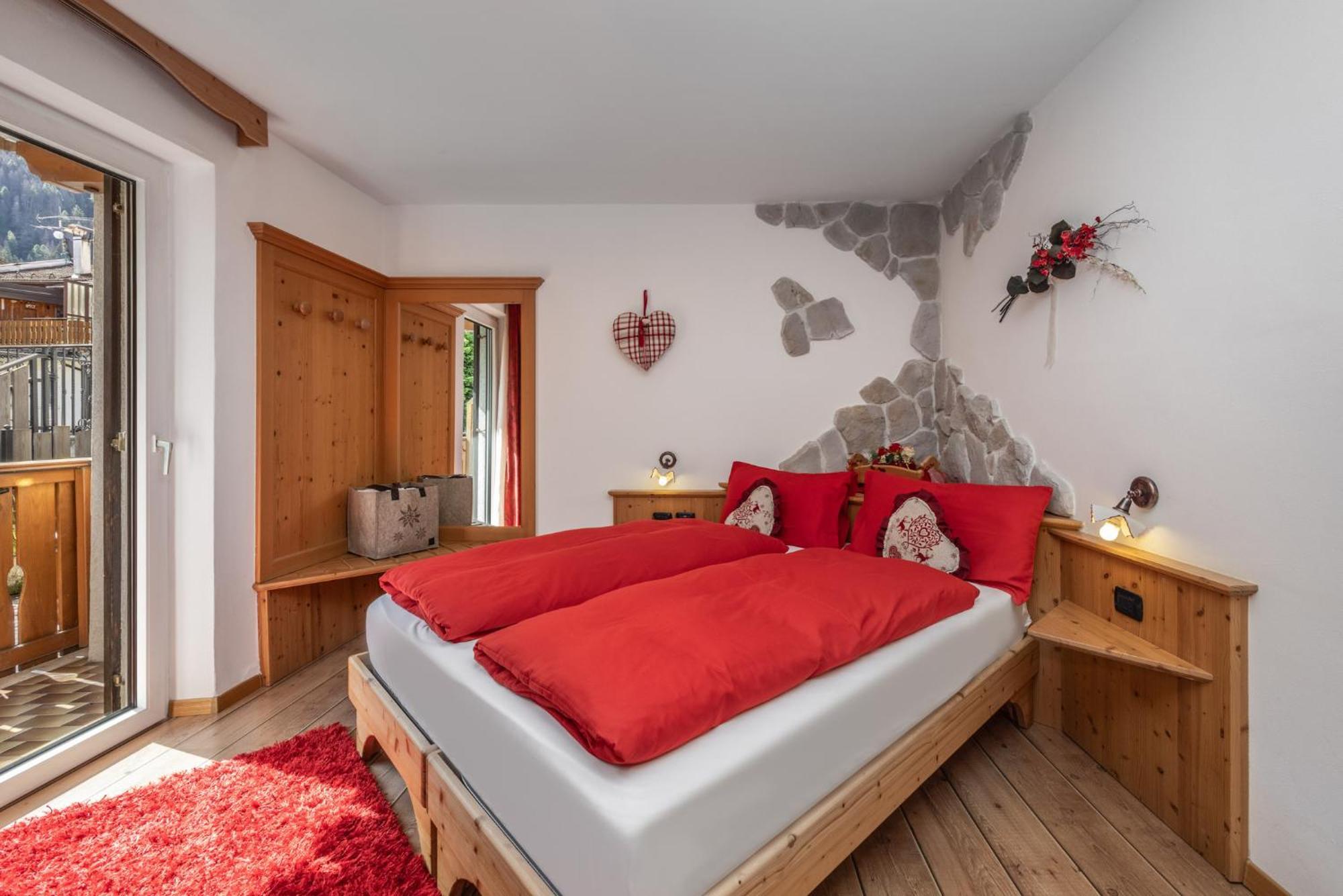 Hotel Tirol Montesover Esterno foto