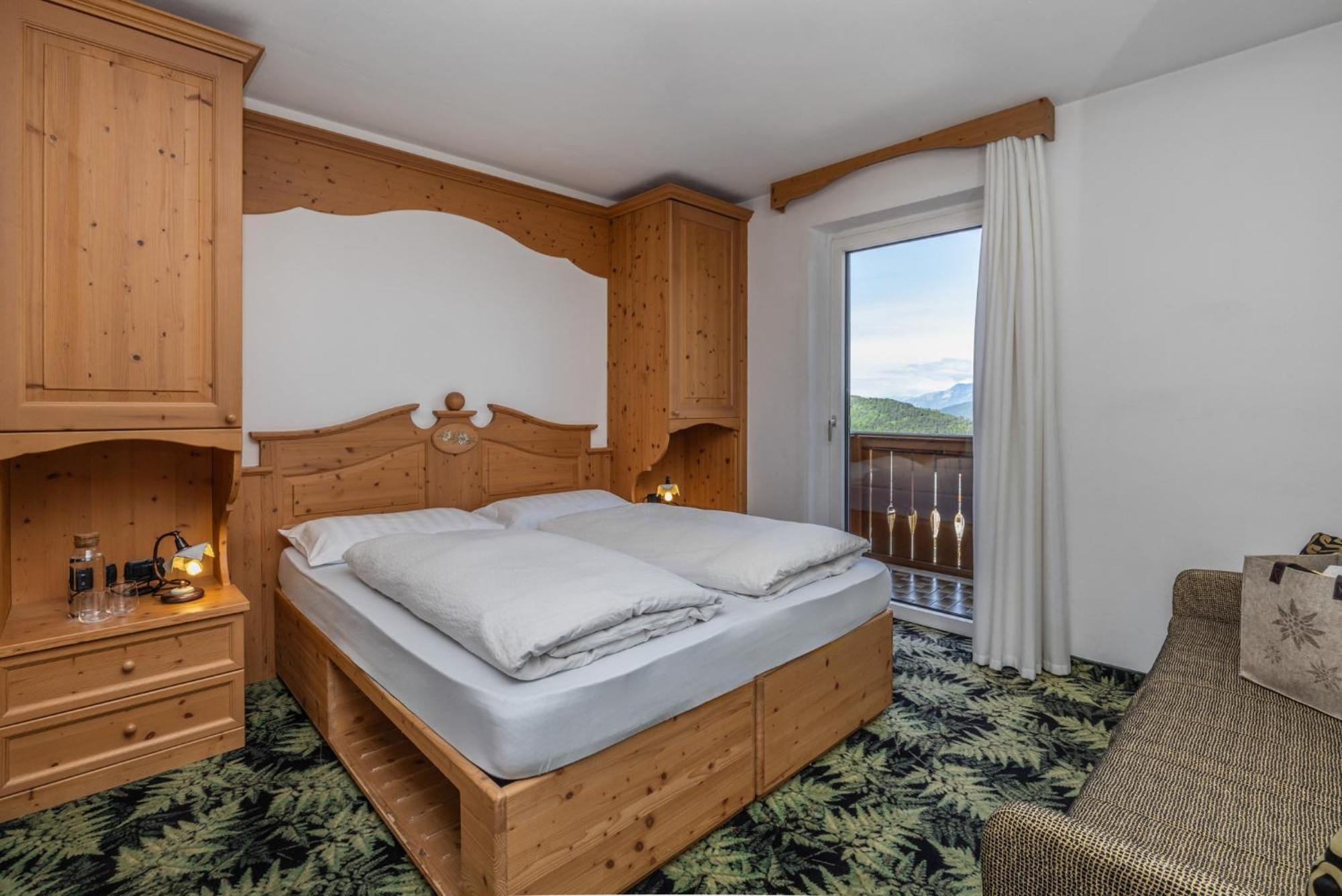 Hotel Tirol Montesover Esterno foto