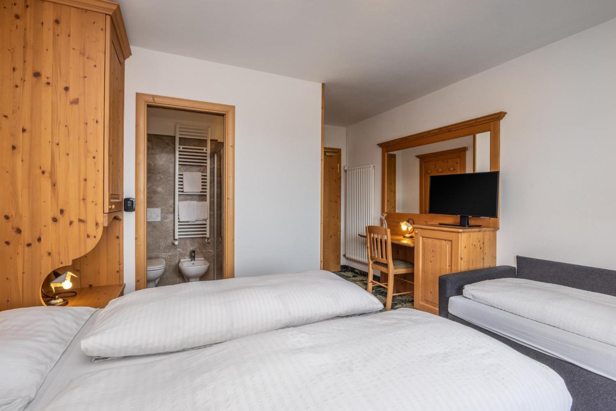Hotel Tirol Montesover Esterno foto