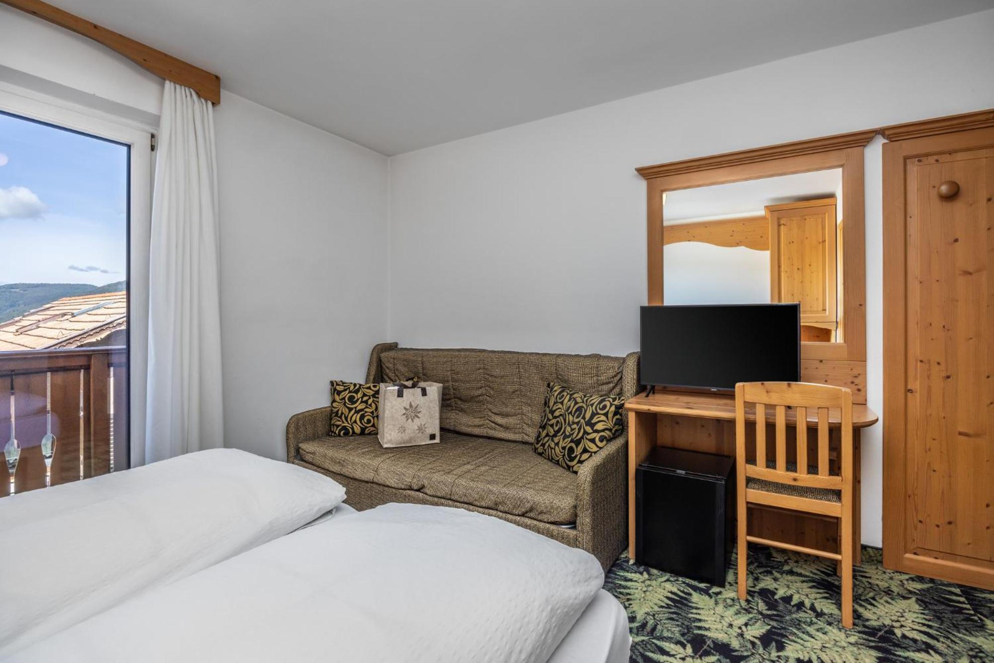 Hotel Tirol Montesover Esterno foto