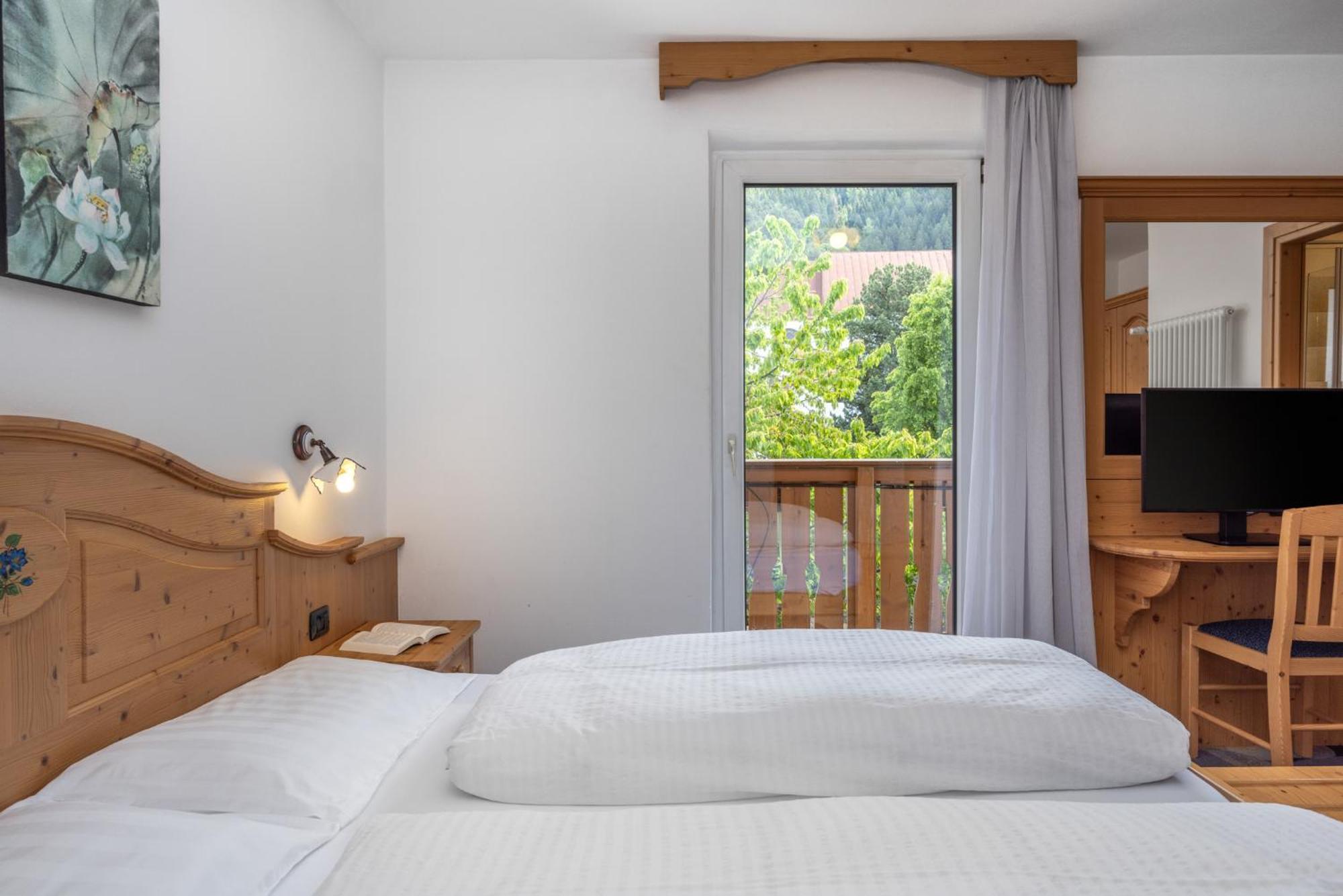 Hotel Tirol Montesover Esterno foto