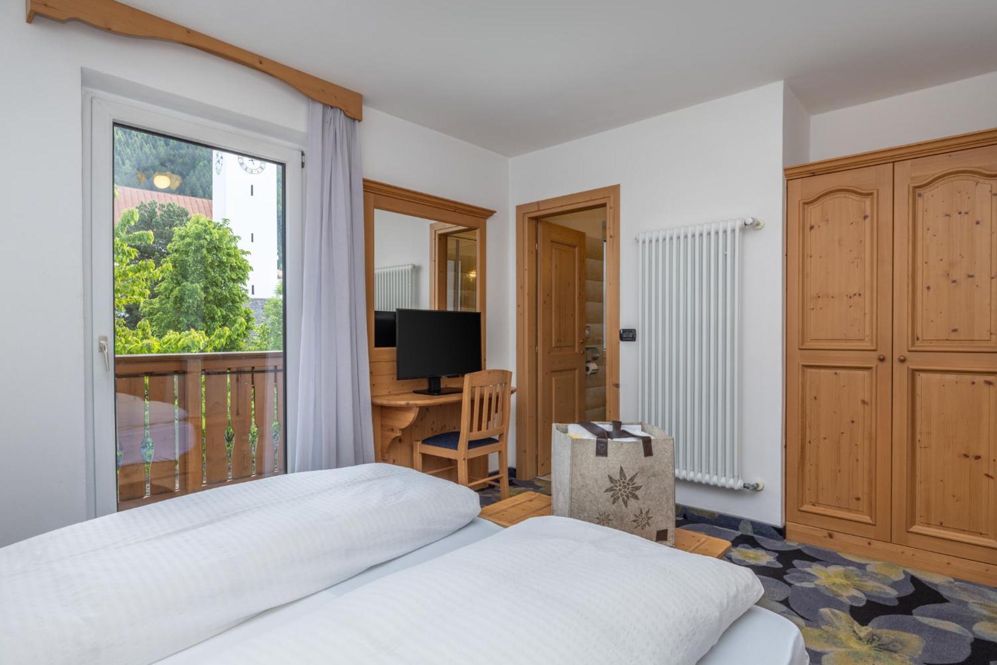 Hotel Tirol Montesover Esterno foto