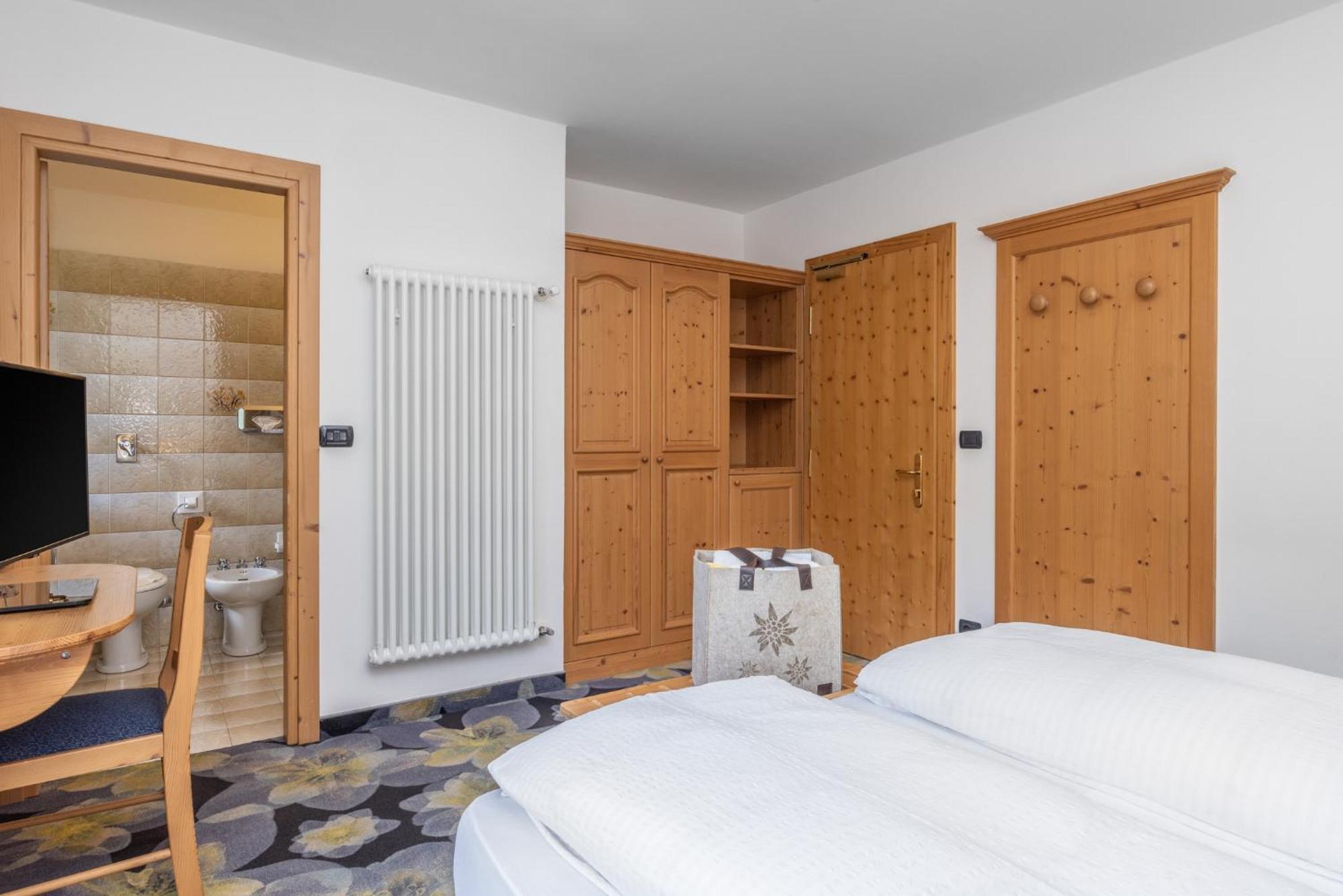 Hotel Tirol Montesover Esterno foto