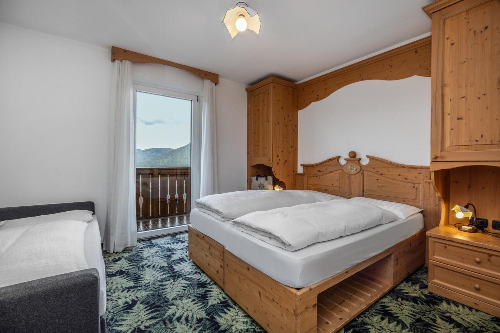 Hotel Tirol Montesover Esterno foto