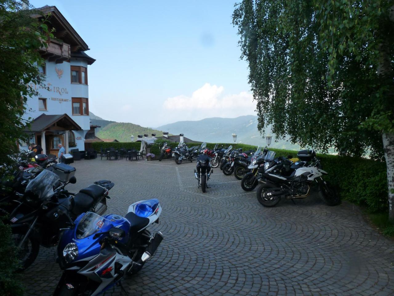 Hotel Tirol Montesover Esterno foto